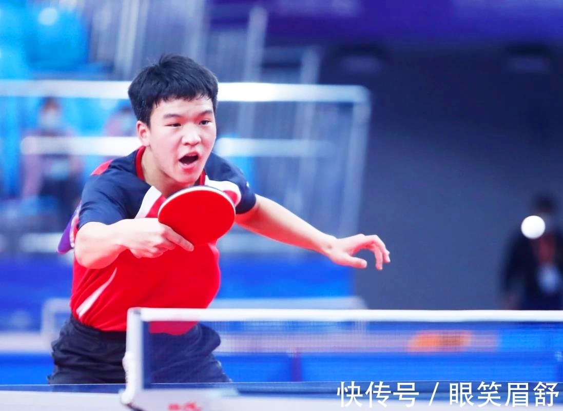 青年中备受 青年中备受